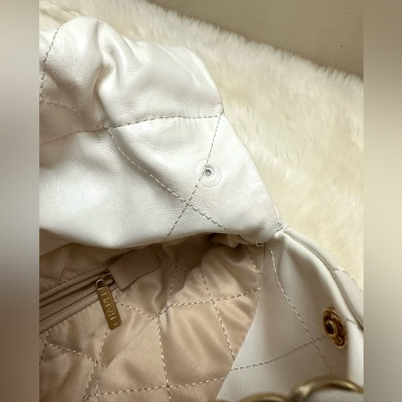 22 Handbag - Picture 12 of 13